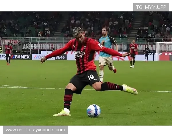 AC米兰左侧突破后给出贴地回传形成门前混乱 AC米兰左侧突破后给出贴地回传形成门前混乱