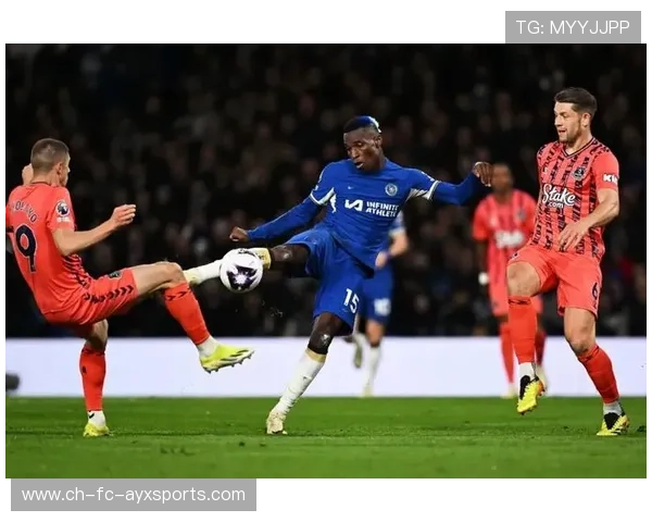 切尔西前锋单刀转身抽射直入死角成为赛场热议